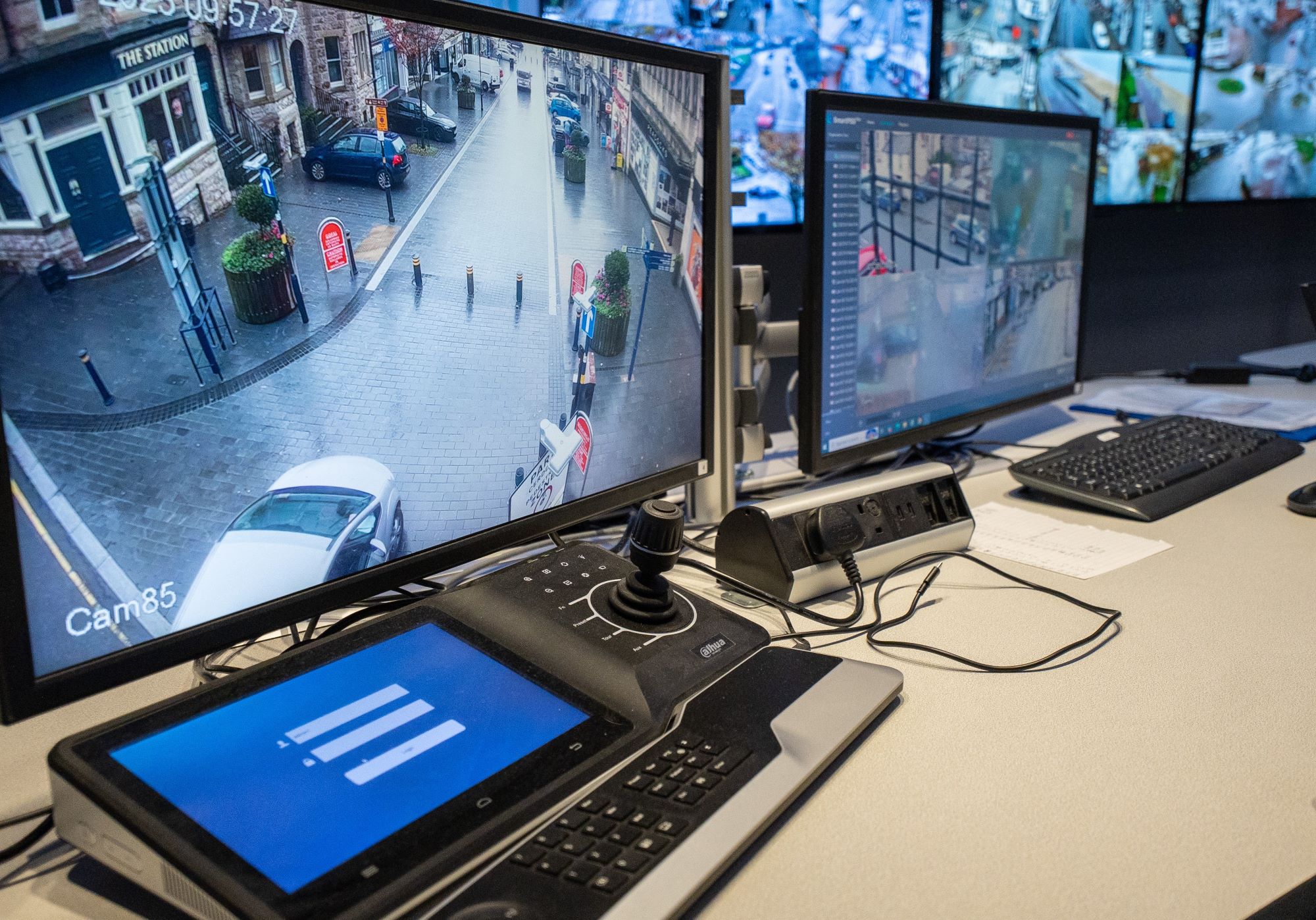 Desg sy'n cynnwys offer teledu cylch cyfyng.